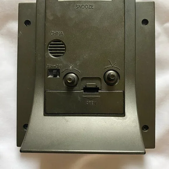 Timex Alarm Clock Table Time Piece Quartz Silver, Cream and Black Color Working - Picture 4 of 5